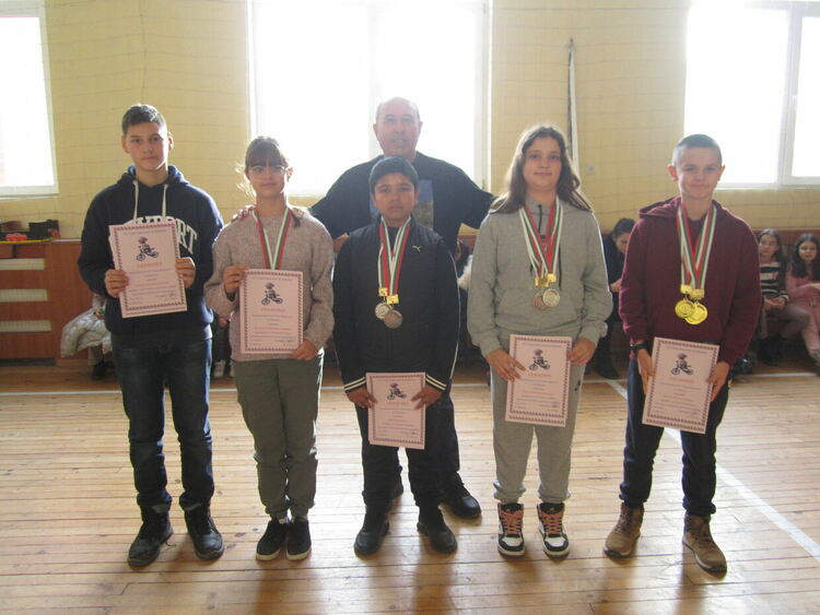 Дебърските ученици колоездиха по "Пътя на Дядо Коледа"