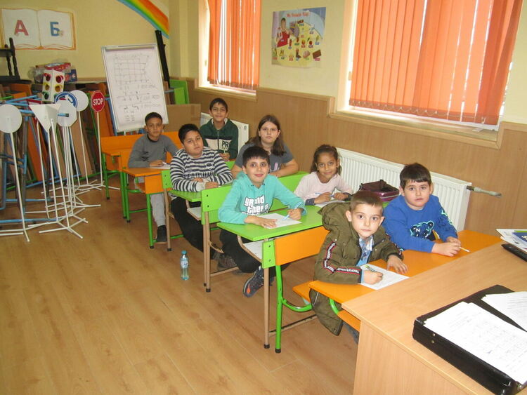 Дебърските ученици колоездиха по "Пътя на Дядо Коледа"