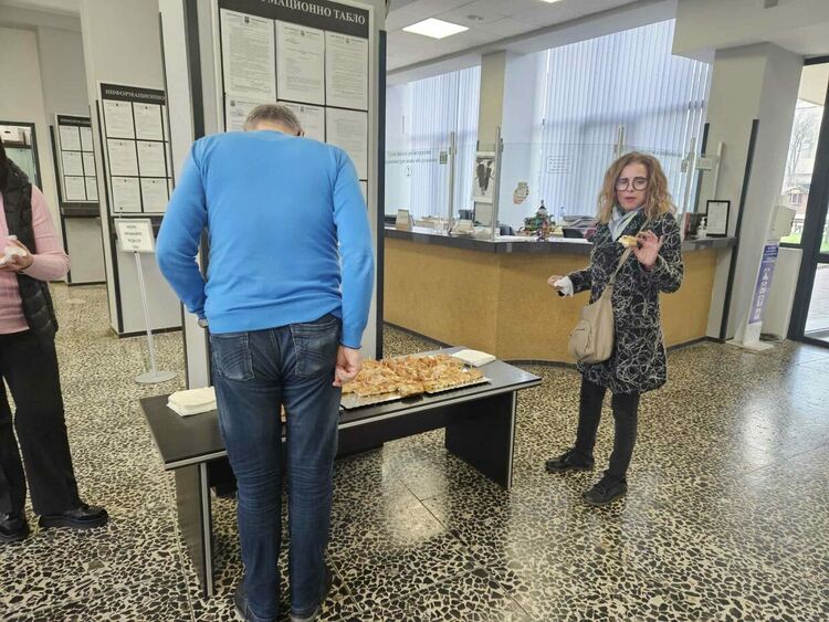 Гражданите, ползващи днес административни услуги в община Димитровград, бяха посрещнати с баница с късмети 