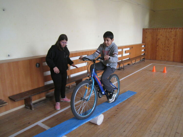 Дебърските ученици колоездиха по "Пътя на Дядо Коледа"