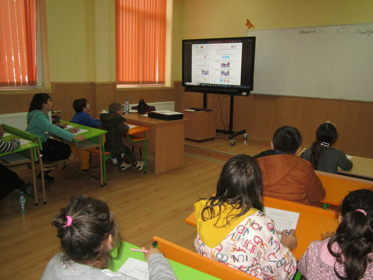 Дебърските ученици колоездиха по "Пътя на Дядо Коледа"