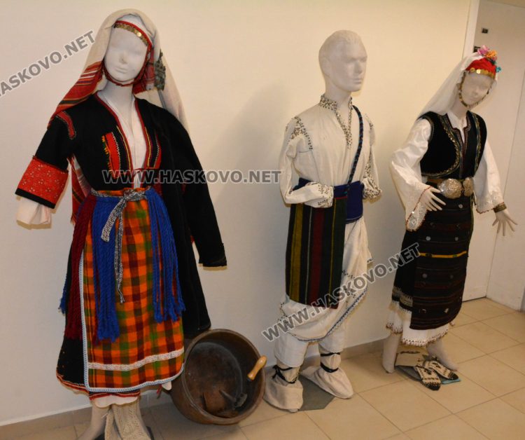 отляво на дясно: носия от Беломорска Тракия, северняшка носия, носия от харманлийско