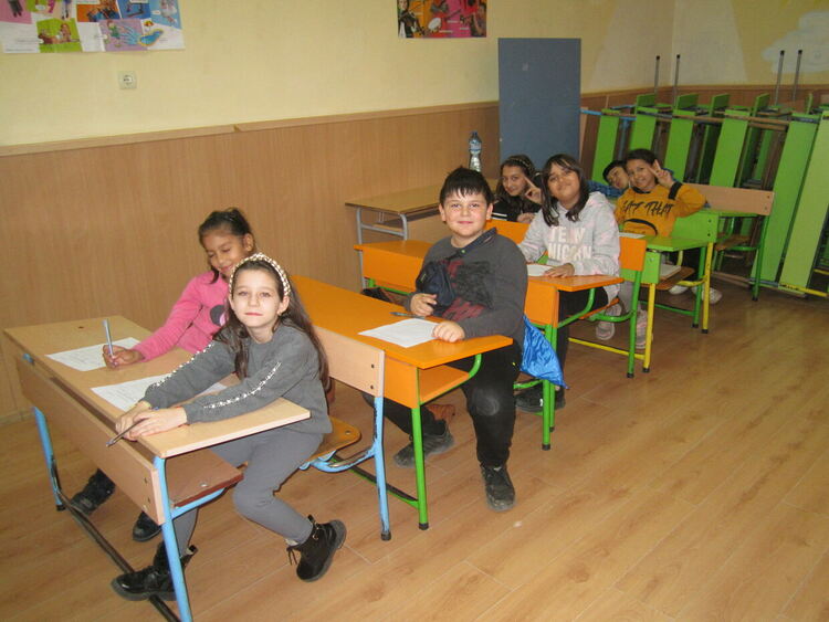 Дебърските ученици колоездиха по "Пътя на Дядо Коледа"