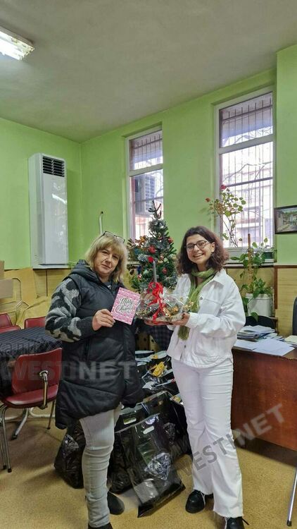 Деца на Кърджали с коледни пакети за хората с увреждания