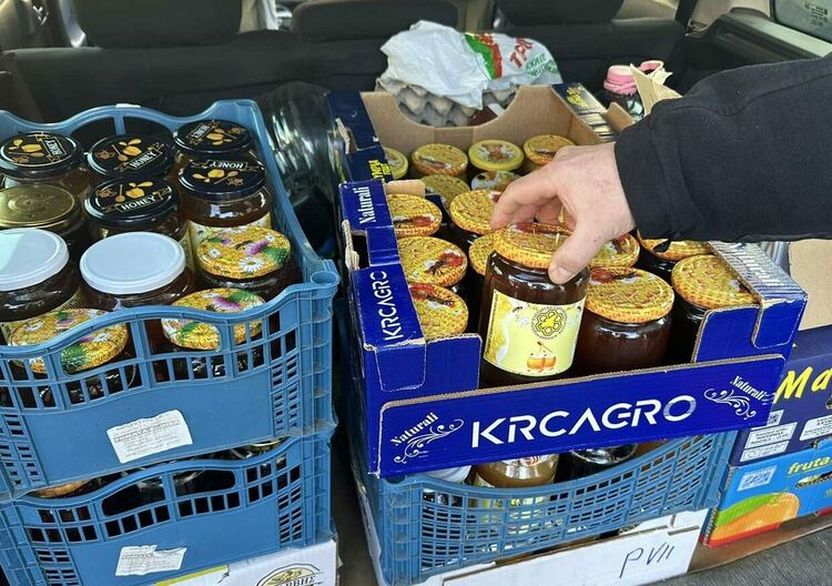 Пчеларите с дарение за социалните заведения в Хасково