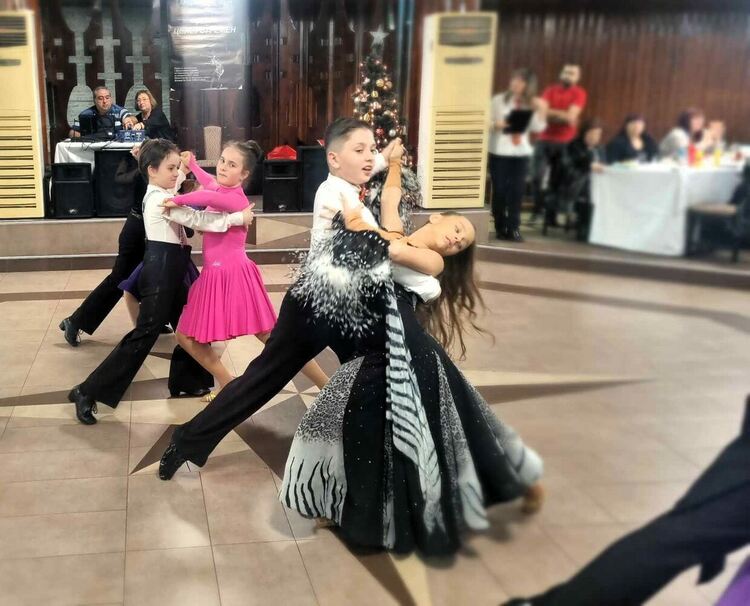 136 участници се включиха в благотворителен младежки бал в Асеновград 