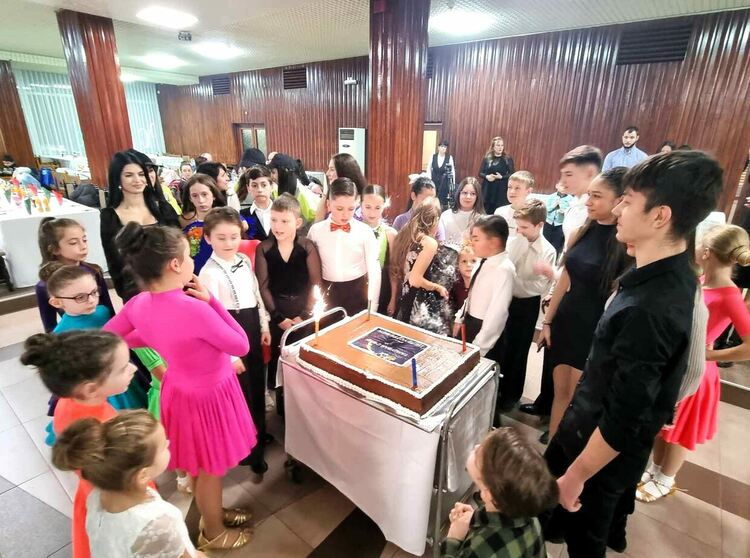 136 участници се включиха в благотворителен младежки бал в Асеновград 