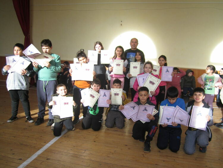 Дебърските ученици колоездиха по "Пътя на Дядо Коледа"