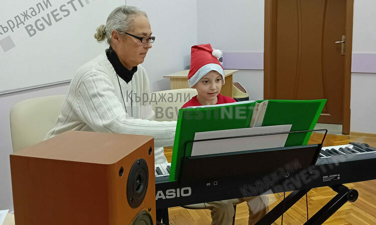 Детски Център „HAPPY DINO“с коледен концерт в Кърджали