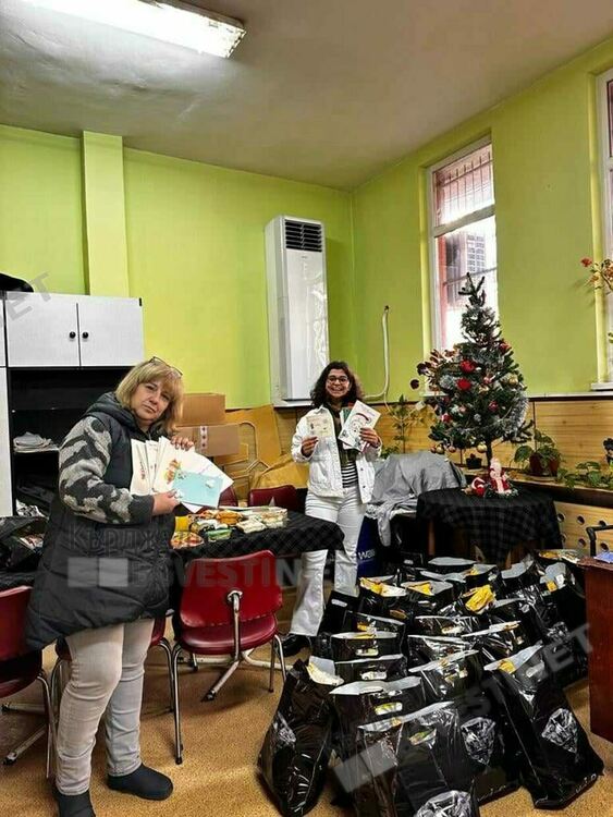Деца на Кърджали с коледни пакети за хората с увреждания