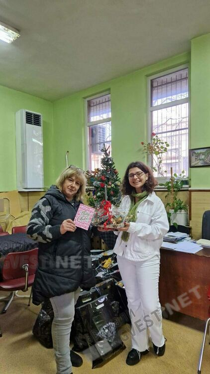 Деца на Кърджали с коледни пакети за хората с увреждания