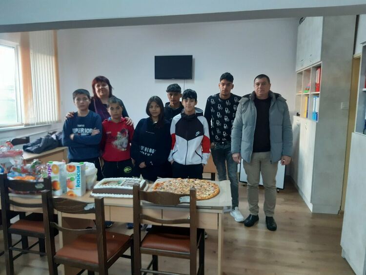 Общински съветници от ГЕРБ дариха лакомства на деца без родители в Крумовград