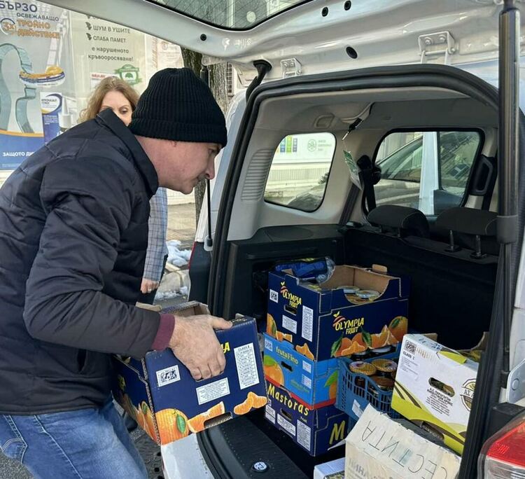 Пчеларите с дарение за социалните заведения в Хасково