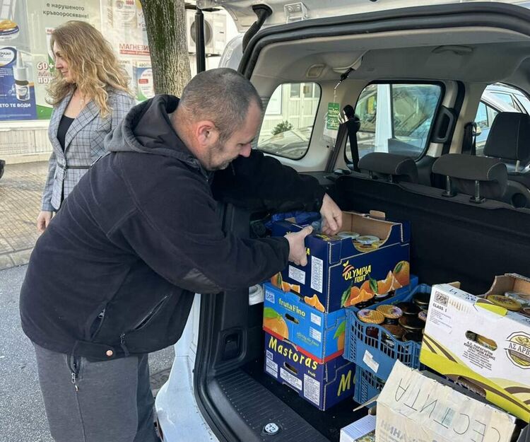 Пчеларите с дарение за социалните заведения в Хасково