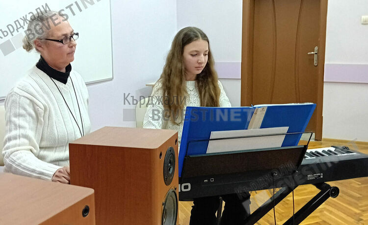 Детски Център „HAPPY DINO“с коледен концерт в Кърджали