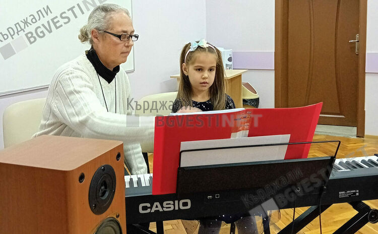 Детски Център „HAPPY DINO“с коледен концерт в Кърджали