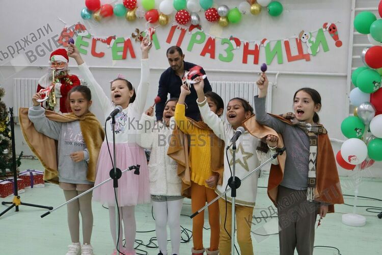 Децата от ОУ”П.К.Яворов” създадоха коледно настроение за връстниците от Кърджали,включиха се в благотворителната кампания