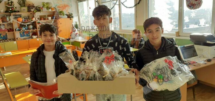 Децата от ОУ”П.К.Яворов” създадоха коледно настроение за връстниците от Кърджали,включиха се в благотворителната кампания