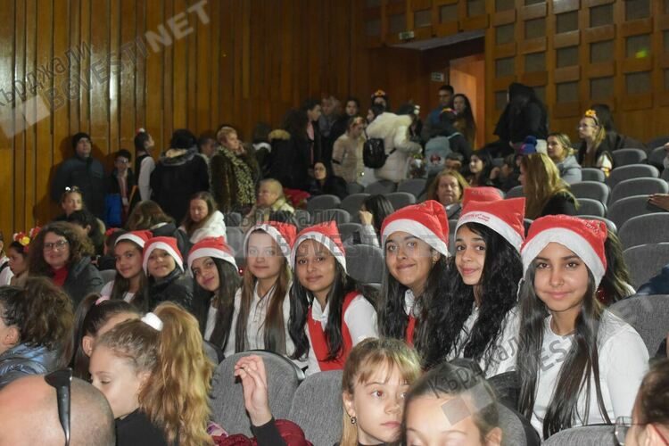 Децата от ОУ”П.К.Яворов” създадоха коледно настроение за връстниците от Кърджали,включиха се в благотворителната кампания