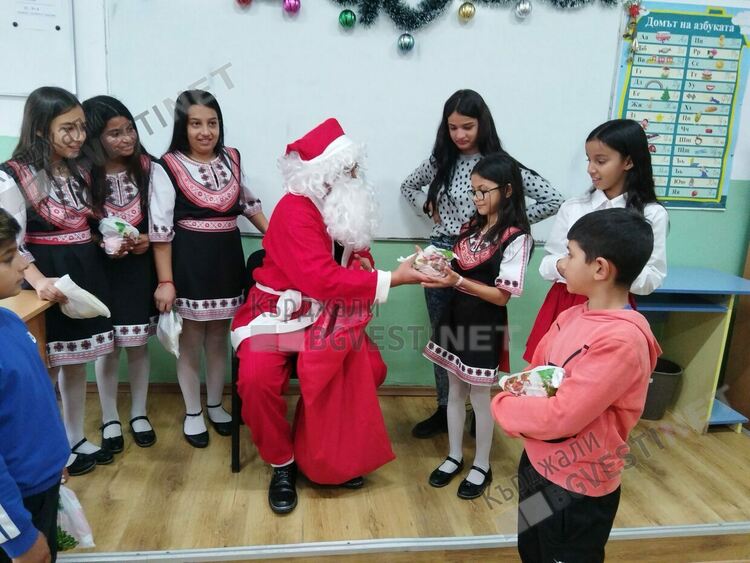 Децата от ОУ”П.К.Яворов” създадоха коледно настроение за връстниците от Кърджали,включиха се в благотворителната кампания