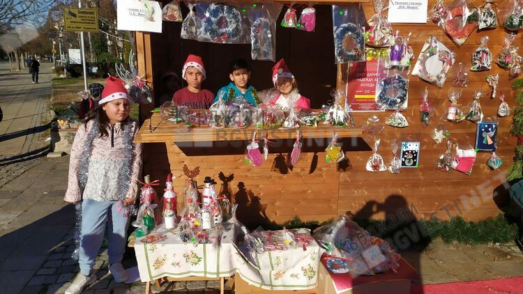 Децата от ОУ”П.К.Яворов” създадоха коледно настроение за връстниците от Кърджали,включиха се в благотворителната кампания