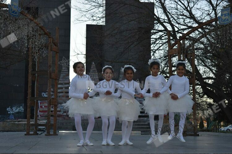 Децата от ОУ”П.К.Яворов” създадоха коледно настроение за връстниците от Кърджали,включиха се в благотворителната кампания