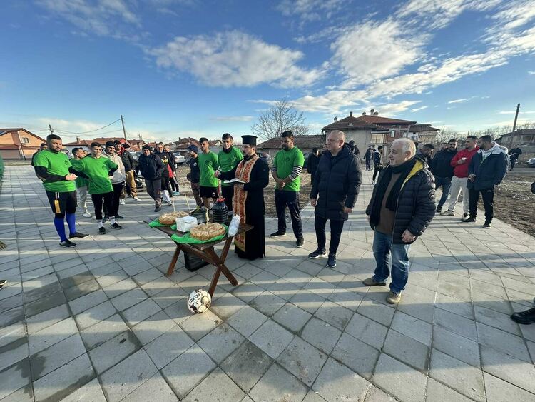 С водосвет и турнир откриха спортната площадка в Дебър