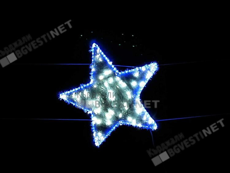 Нова арт инсталация с декоративни елементи - звезди е монтирана в центъра на град Крумовград