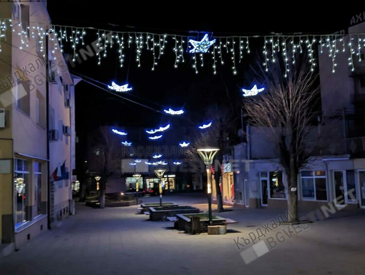 Нова арт инсталация с декоративни елементи - звезди е монтирана в центъра на град Крумовград