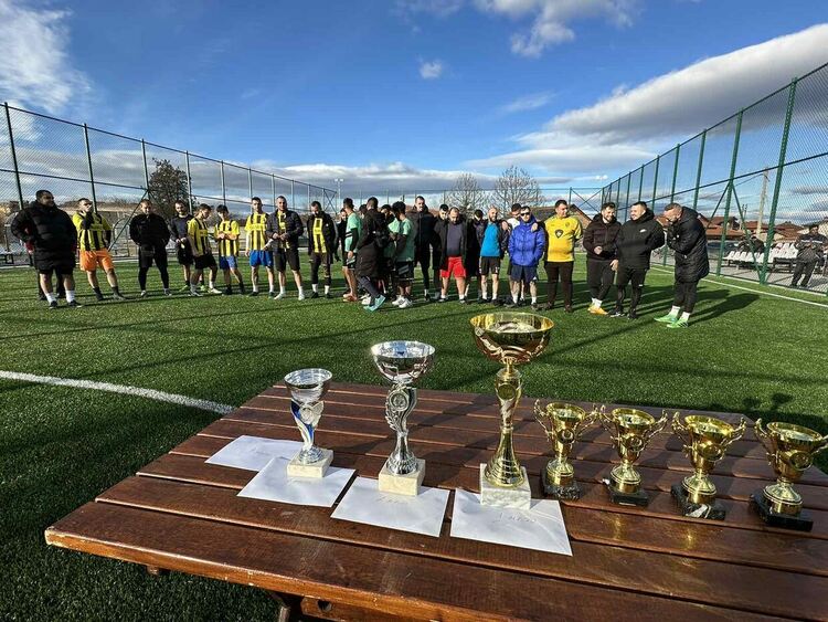 Тази година Коледният турнир по футбол се превърна в благотворителен