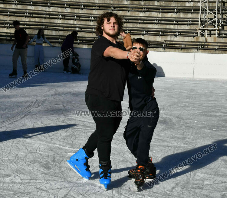Макар при пролетни температури, ледената пързалка в Хасково вече е отворена