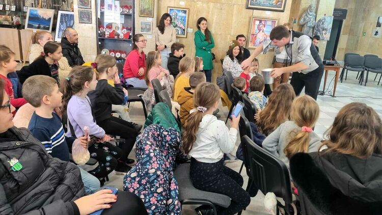 Фокусник забавляваше малки и големи посетители на Градската библиотека