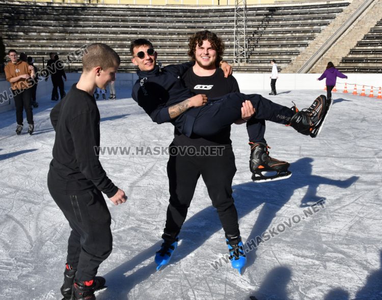 Макар при пролетни температури, ледената пързалка в Хасково вече е отворена