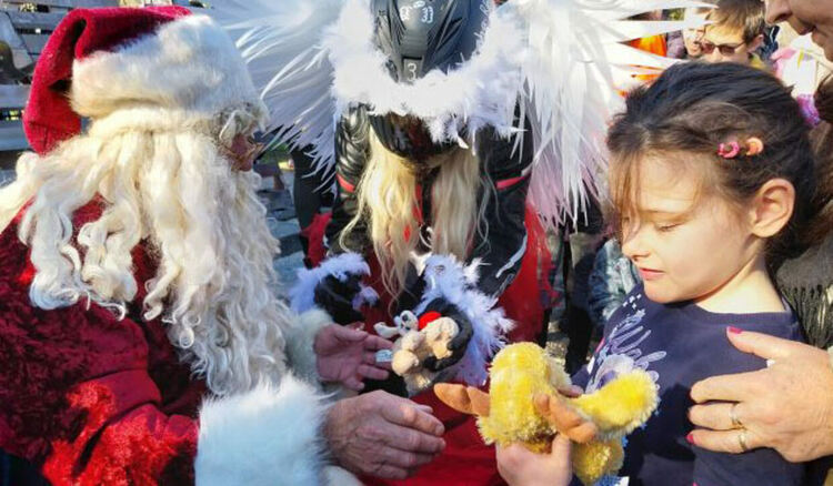 Рокери зарадваха децата на Кърджали за Коледа