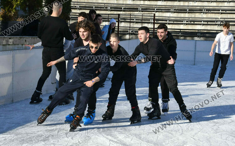 Макар при пролетни температури, ледената пързалка в Хасково вече е отворена