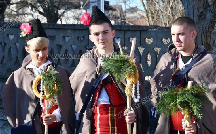 Кметът на Узунджово поведе коледарската дружина с наричания за здраве и берекет в домовете