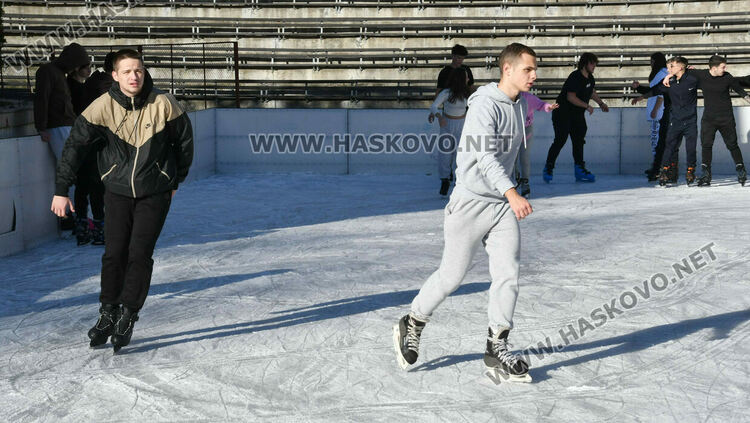 Макар при пролетни температури, ледената пързалка в Хасково вече е отворена