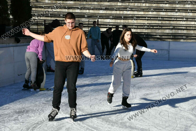 Макар при пролетни температури, ледената пързалка в Хасково вече е отворена