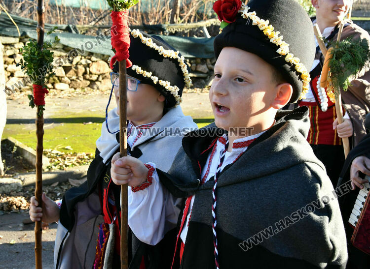 Кметът на Узунджово поведе коледарската дружина с наричания за здраве и берекет в домовете