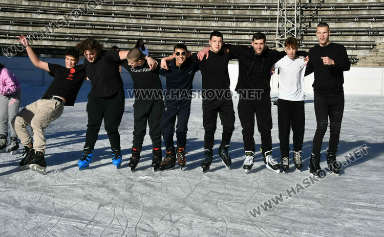 Макар при пролетни температури, ледената пързалка в Хасково вече е отворена