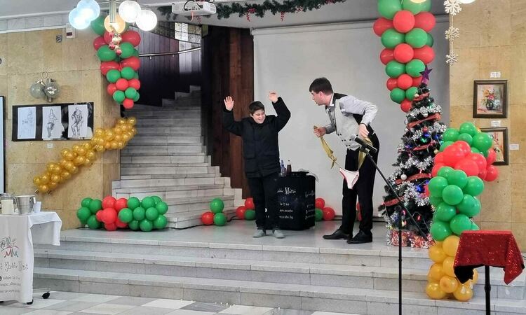 Фокусник забавляваше малки и големи посетители на Градската библиотека