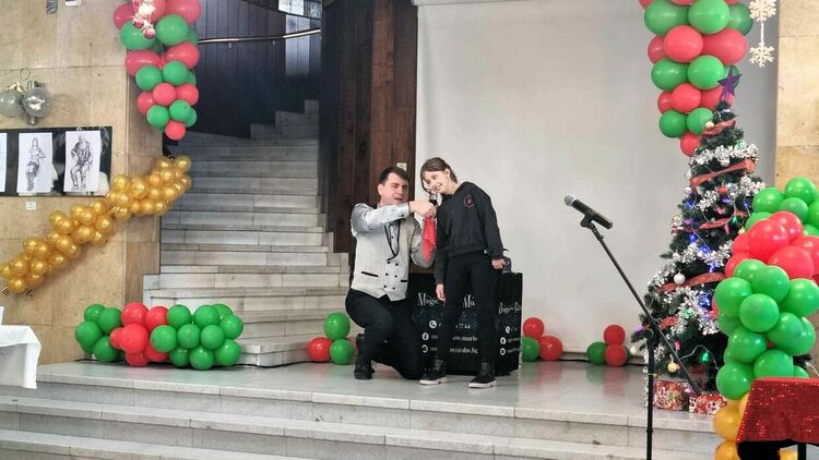 Фокусник забавляваше малки и големи посетители на Градската библиотека