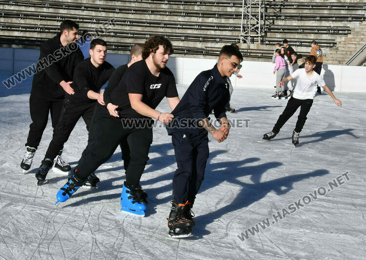 Макар при пролетни температури, ледената пързалка в Хасково вече е отворена