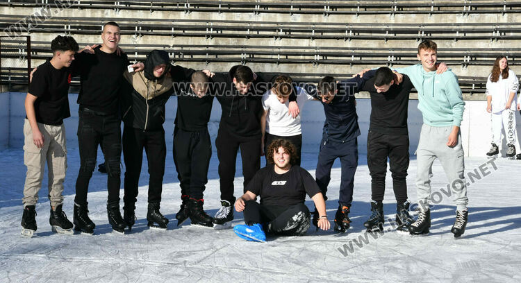 Макар при пролетни температури, ледената пързалка в Хасково вече е отворена