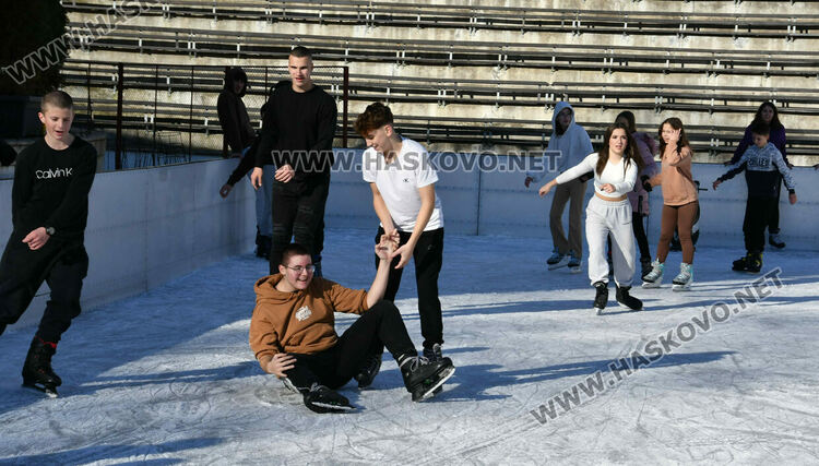 Макар при пролетни температури, ледената пързалка в Хасково вече е отворена