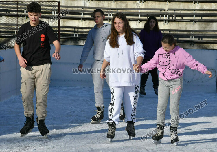 Макар при пролетни температури, ледената пързалка в Хасково вече е отворена