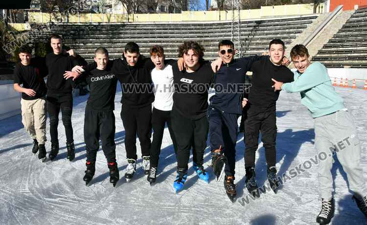Макар при пролетни температури, ледената пързалка в Хасково вече е отворена