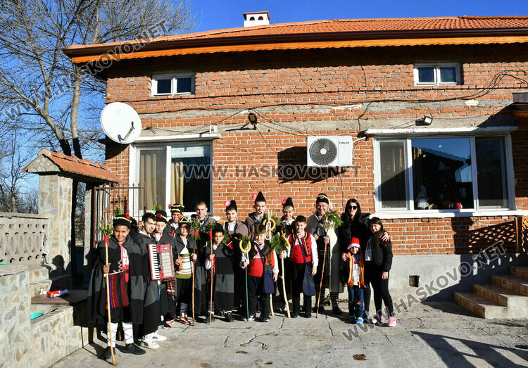 Кметът на Узунджово поведе коледарската дружина с наричания за здраве и берекет в домовете
