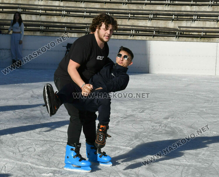 Макар при пролетни температури, ледената пързалка в Хасково вече е отворена