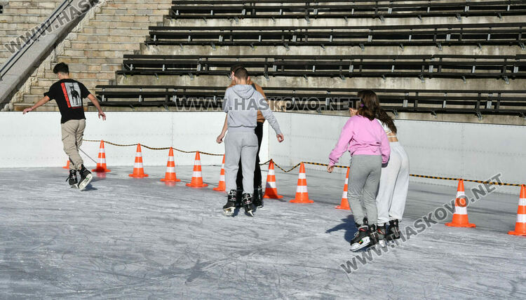 Макар при пролетни температури, ледената пързалка в Хасково вече е отворена